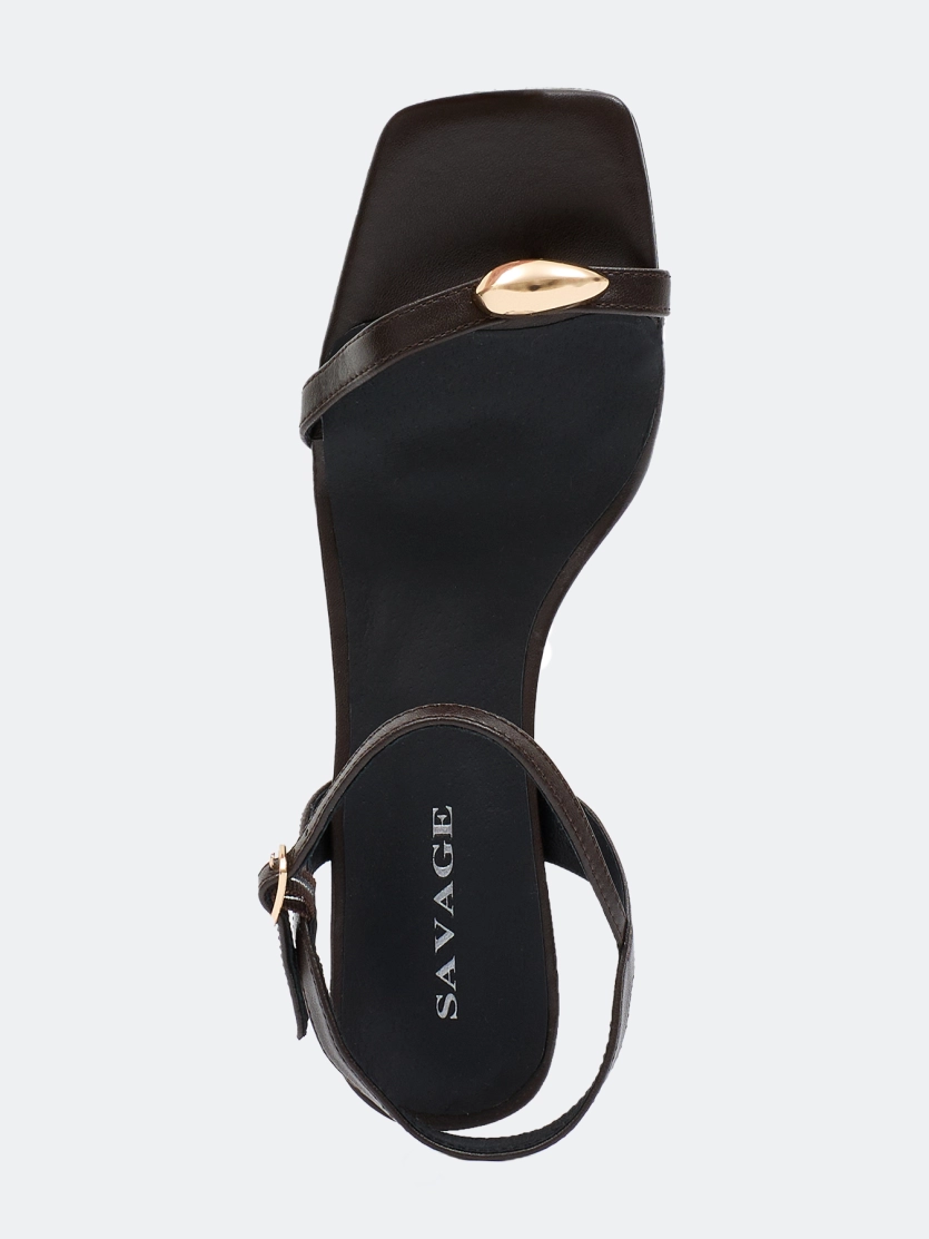 Кожаные босоножки с металлическим декором