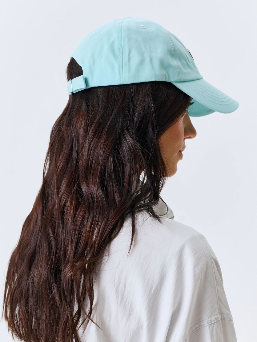 Яркая бейсболка с объемной вышивкой