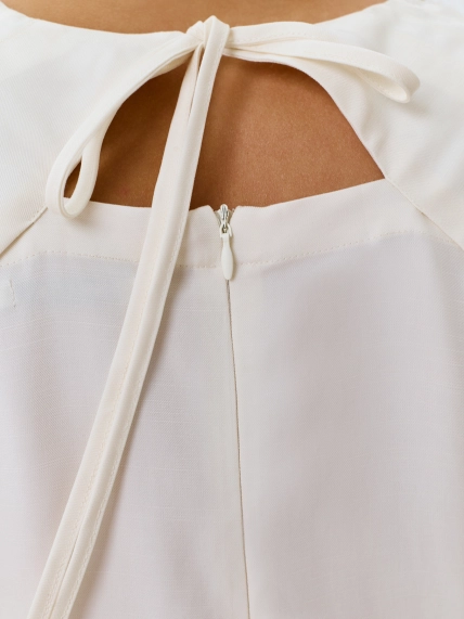 Платье А-силуэта с деталью на спинке