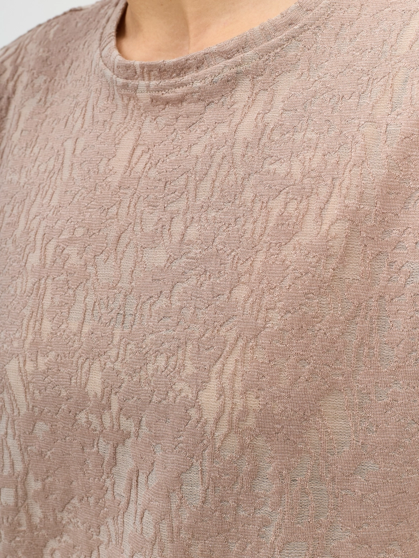 Футболка из фактурного трикотажа