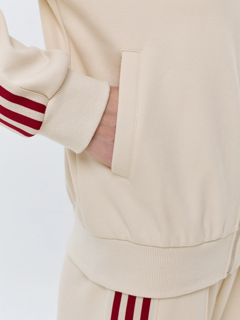 Трикотажный бомбер с контрастными лампасами