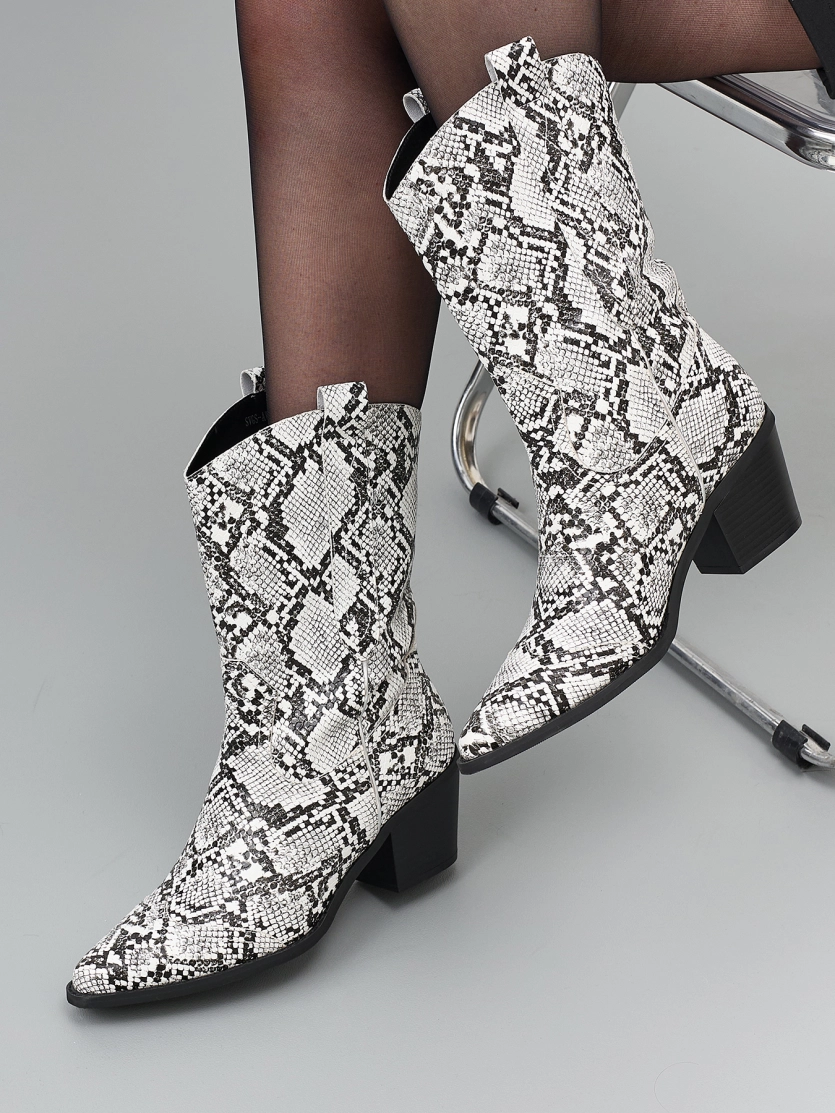 Казаки со змеиным принтом