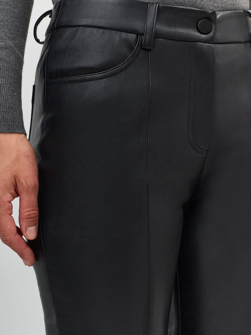 Брюки из экокожи с рельефами