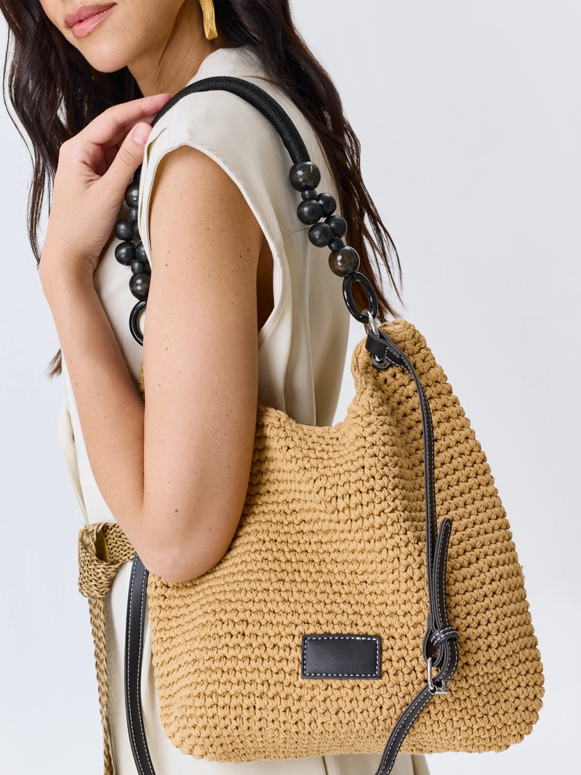 Плетеная сумка с акцентной ручкой