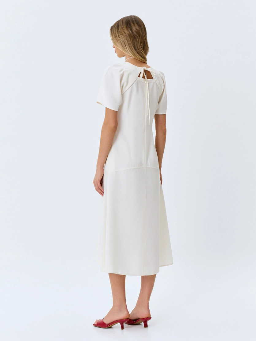 Платье А-силуэта с деталью на спинке