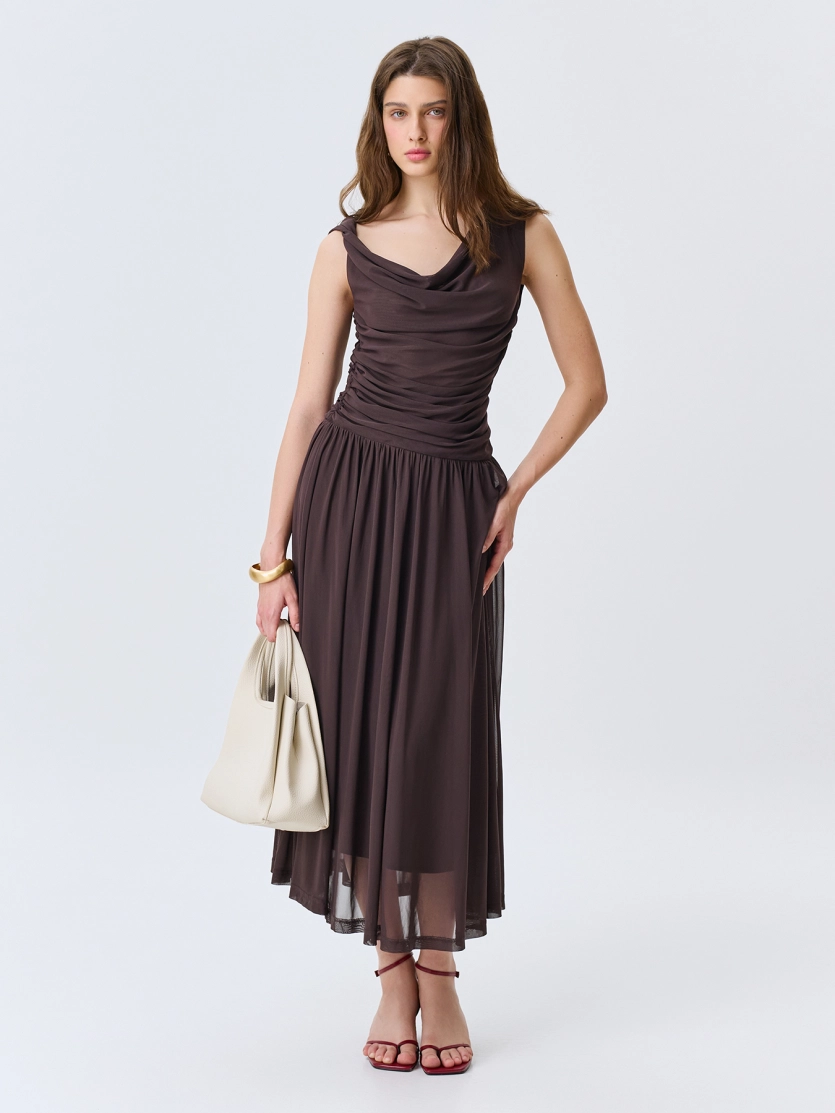 Платье с открытыми плечами