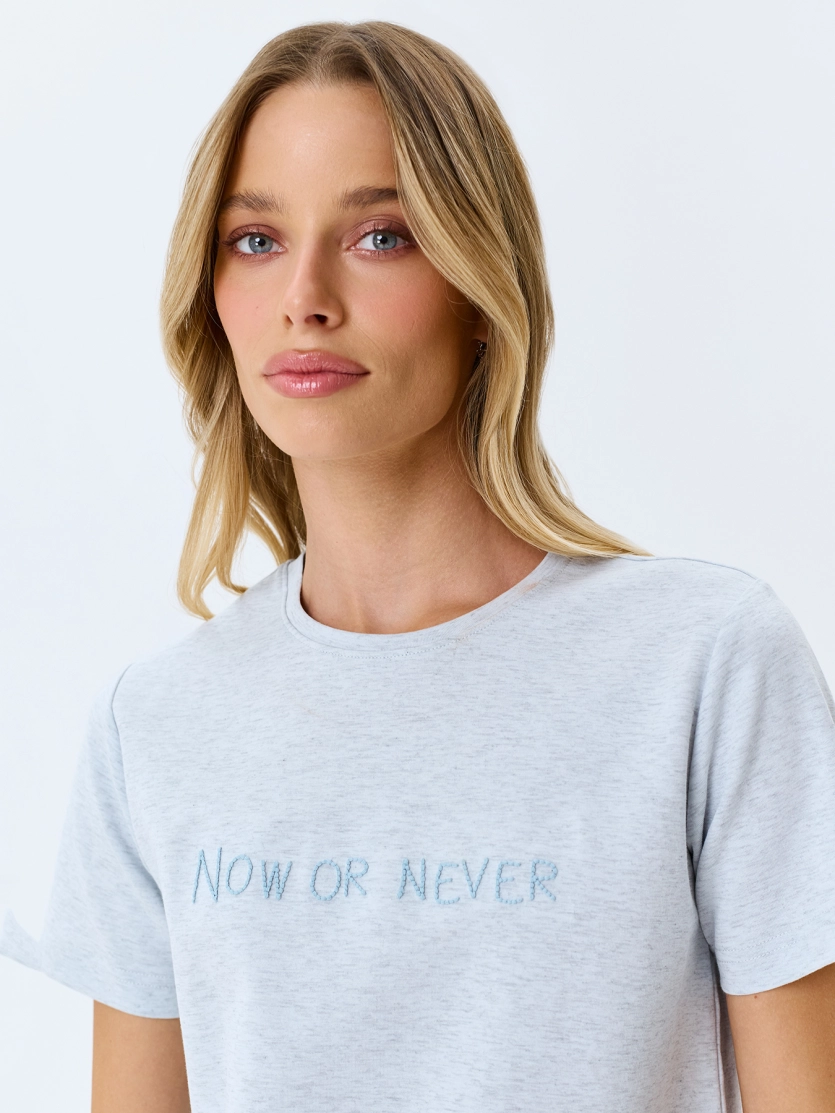 Меланжевая футболка с деликатной вышивкой