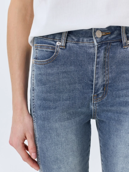 Джинсы slim fit с акцентными швами