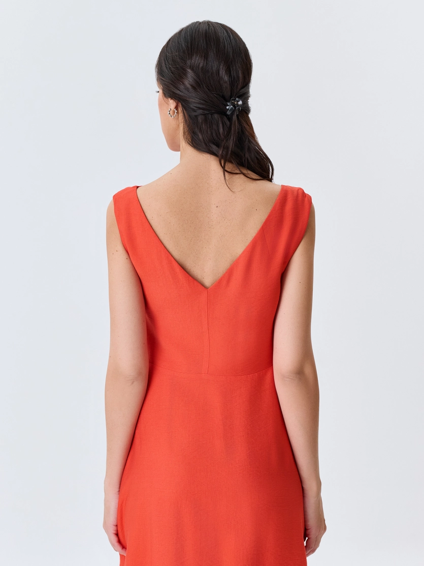 Платье-миди с асимметричным вырезом