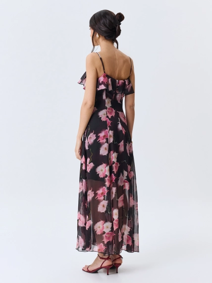 Романтичное платье с ярким цветочным принтом