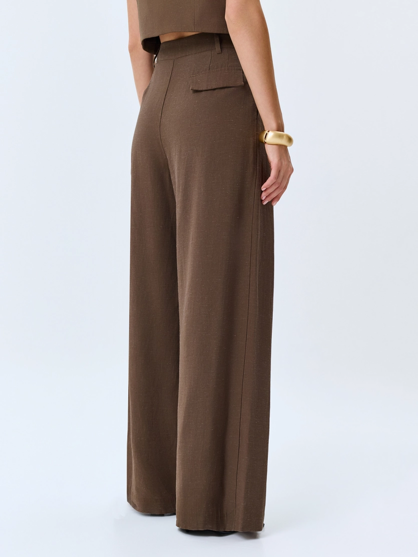 Широкие брюки с акцентными складками