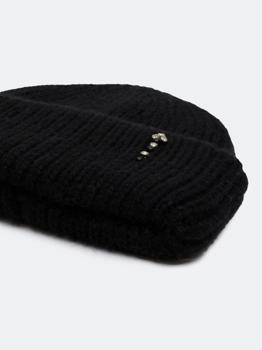 Шапка бини с минималистичным декором