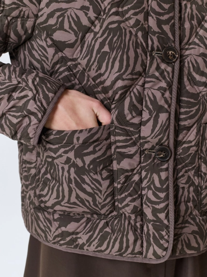 Утепленный жакет с анималистичным принтом