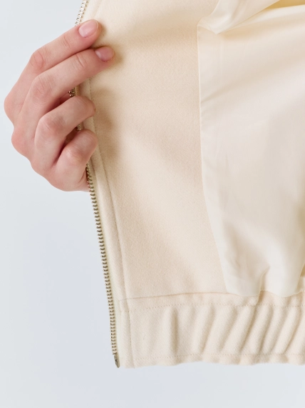 Oversize бомбер с акцентной брошью