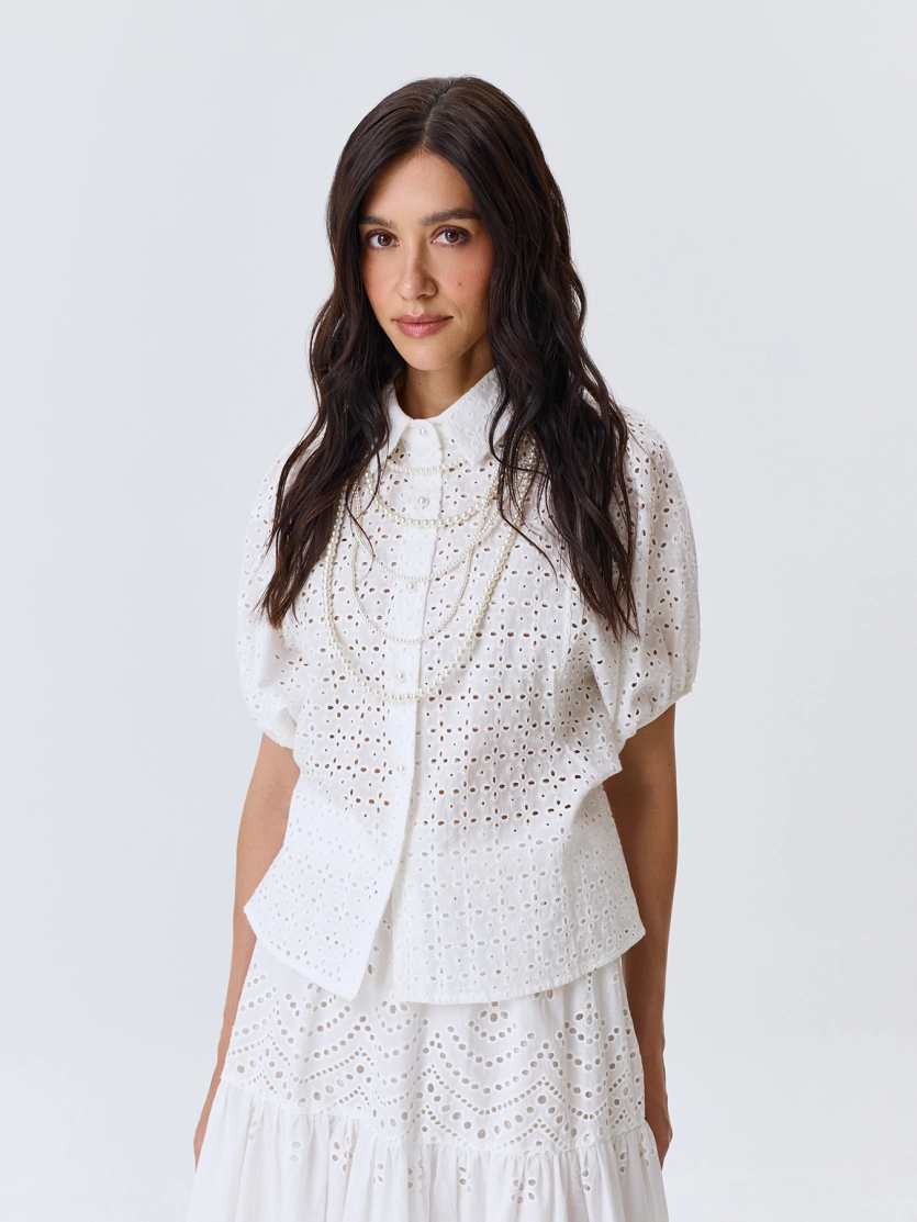 Ажурная блузка с объемными рукавами