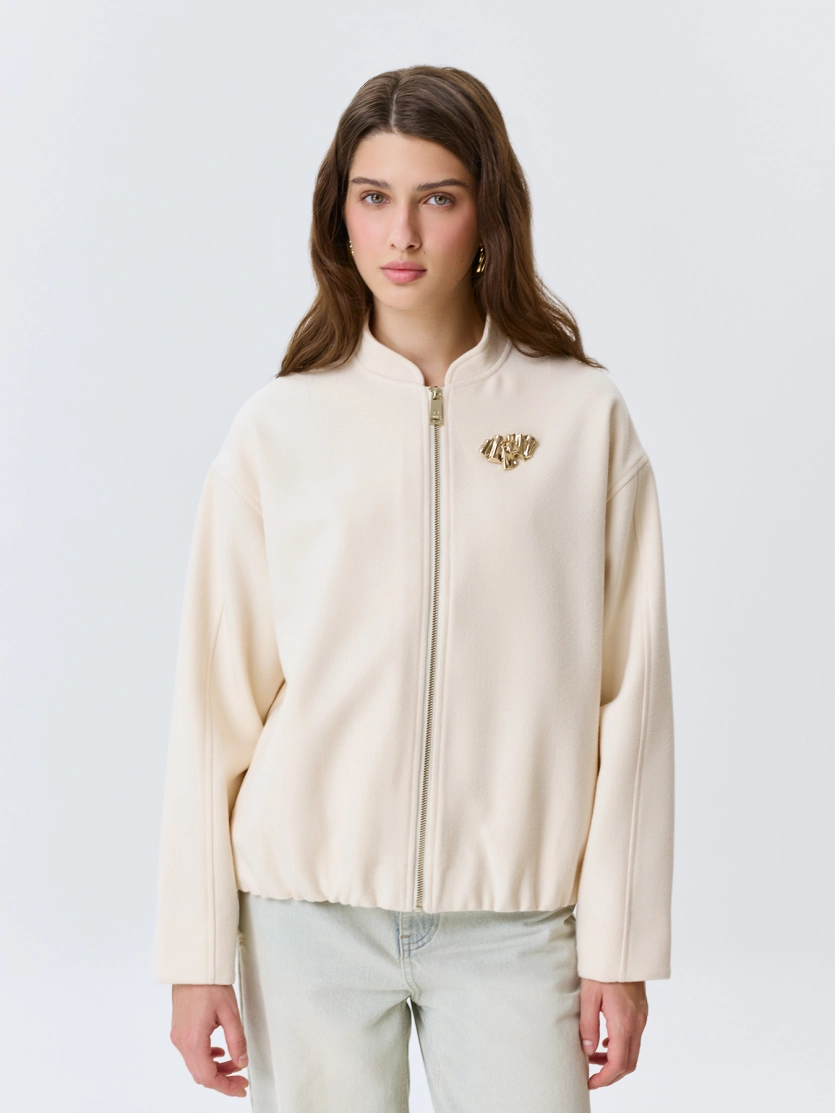 Oversize бомбер с акцентной брошью