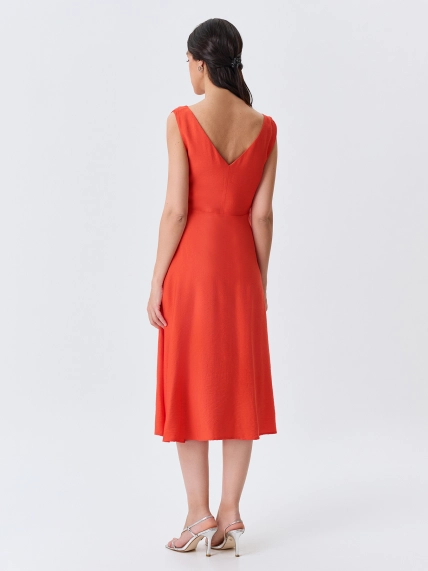 Платье-миди с асимметричным вырезом