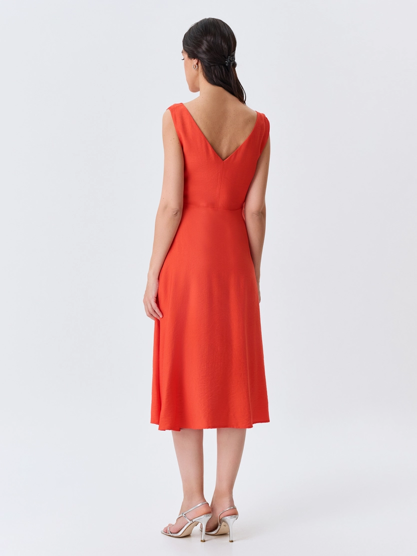 Платье-миди с асимметричным вырезом