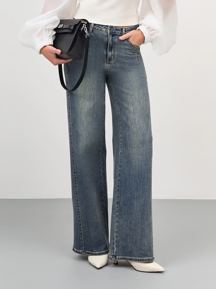 Джинсы с декором из мерцающих страз