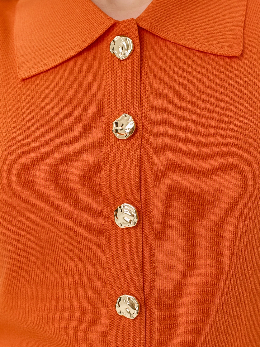 Вязаный жилет с акцентными пуговицами