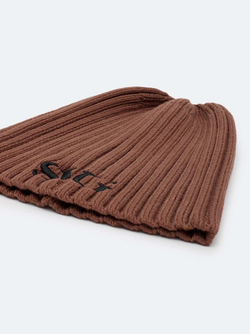 Тонкая шапка с вышивкой