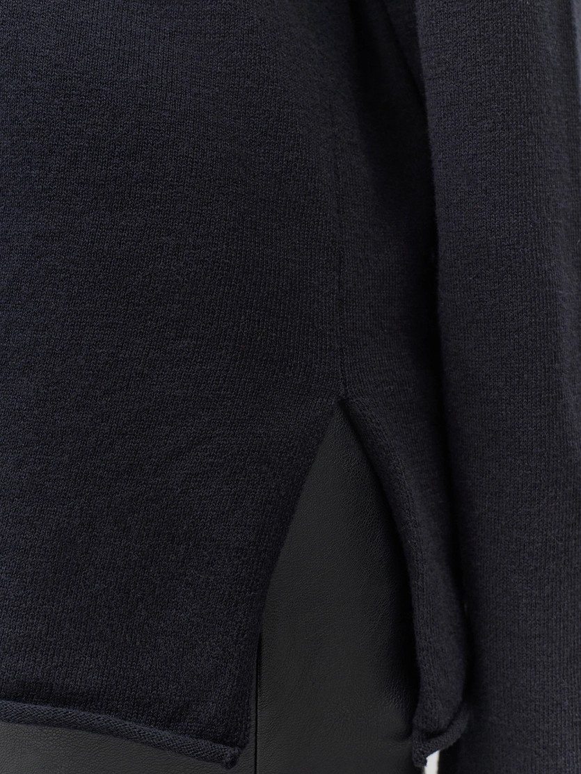 Свободный джемпер с разрезами на рукавах