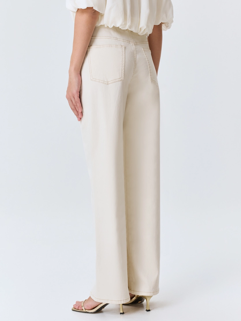 Прямые джинсы с металлическим декором