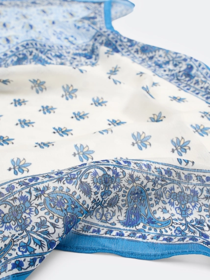 Яркий шейный платок с этническим принтом