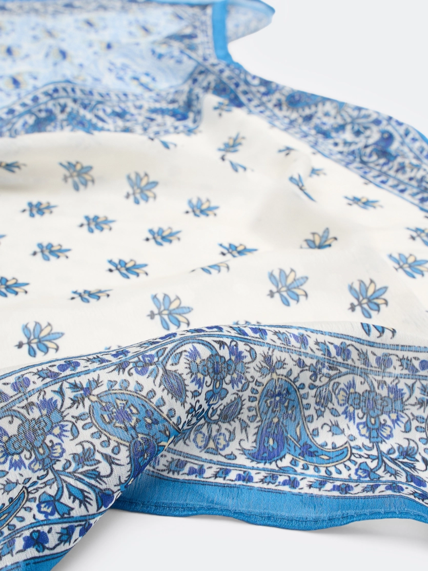 Яркий шейный платок с этническим принтом