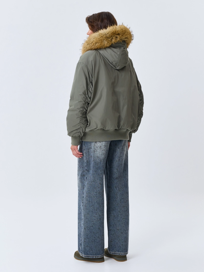 Oversize бомбер с меховым капюшоном