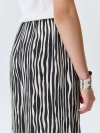Брюки в монохромную полоску