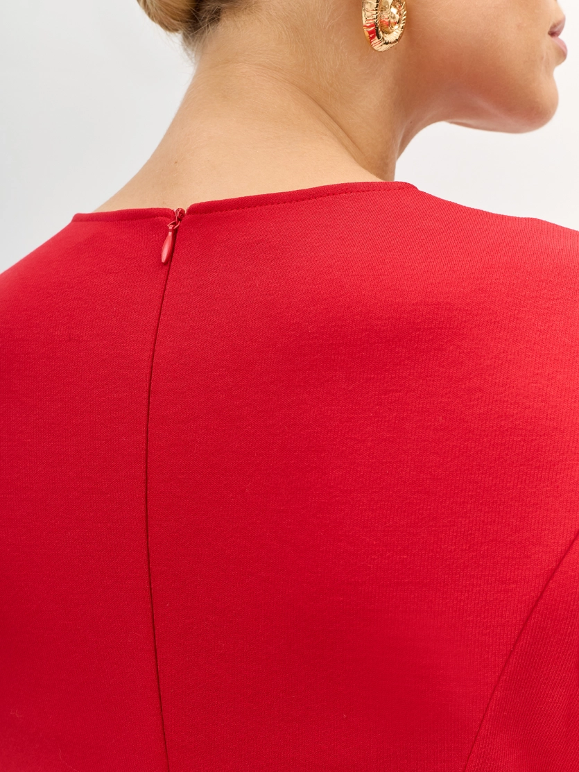 Трикотажное платье с высоким разрезом