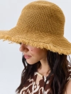 Летняя шляпа с широкими полями
