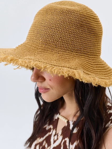 Летняя шляпа с широкими полями