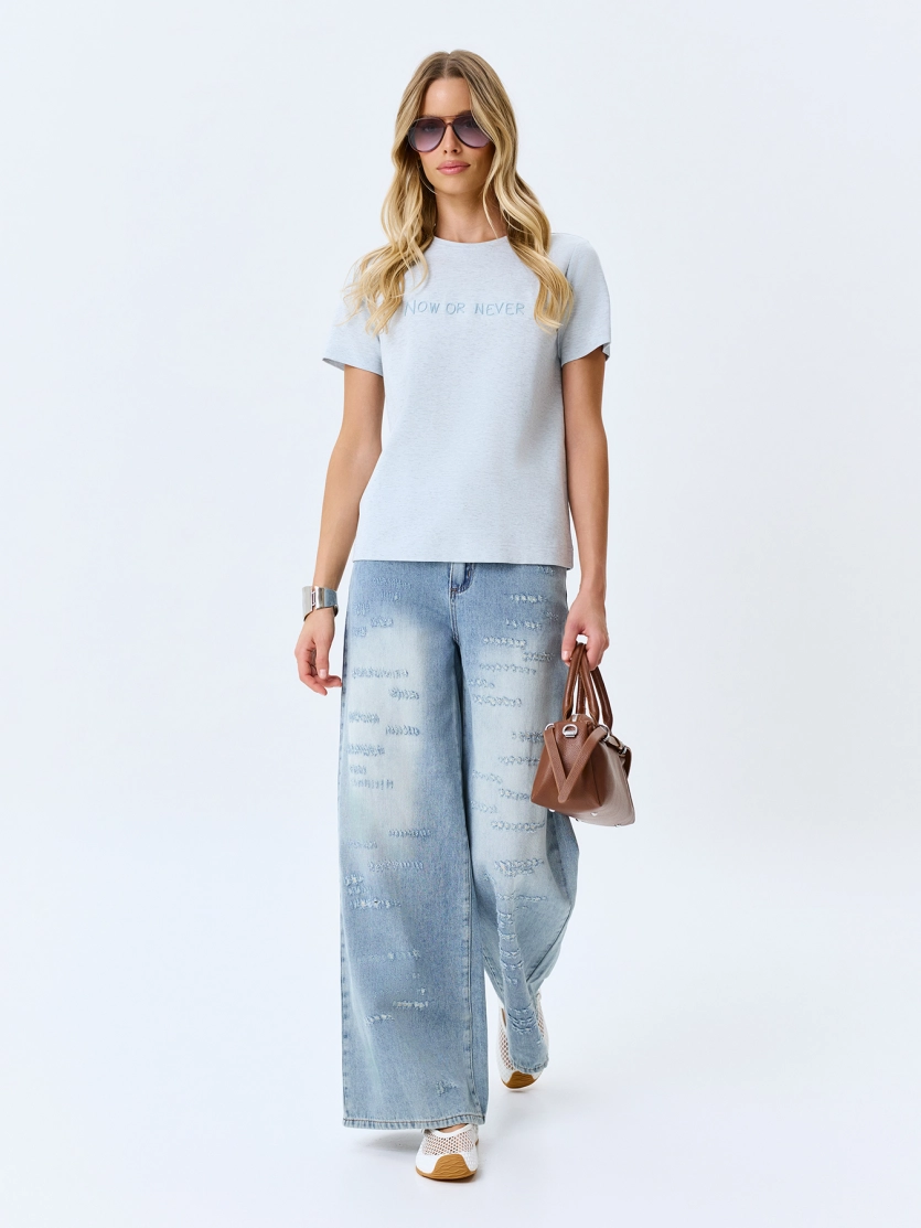 Меланжевая футболка с деликатной вышивкой