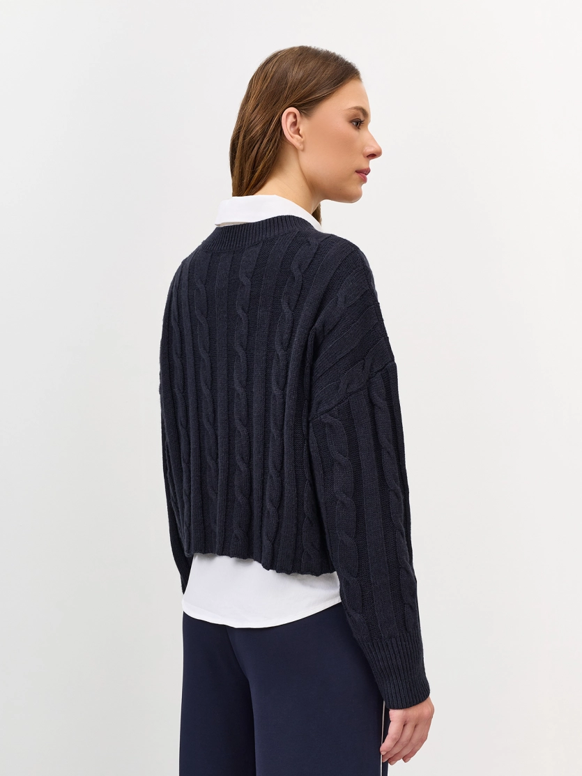 Укороченный джемпер с косами