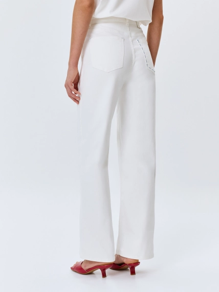 Белые джинсы с вышивкой и цветной фурнитурой 