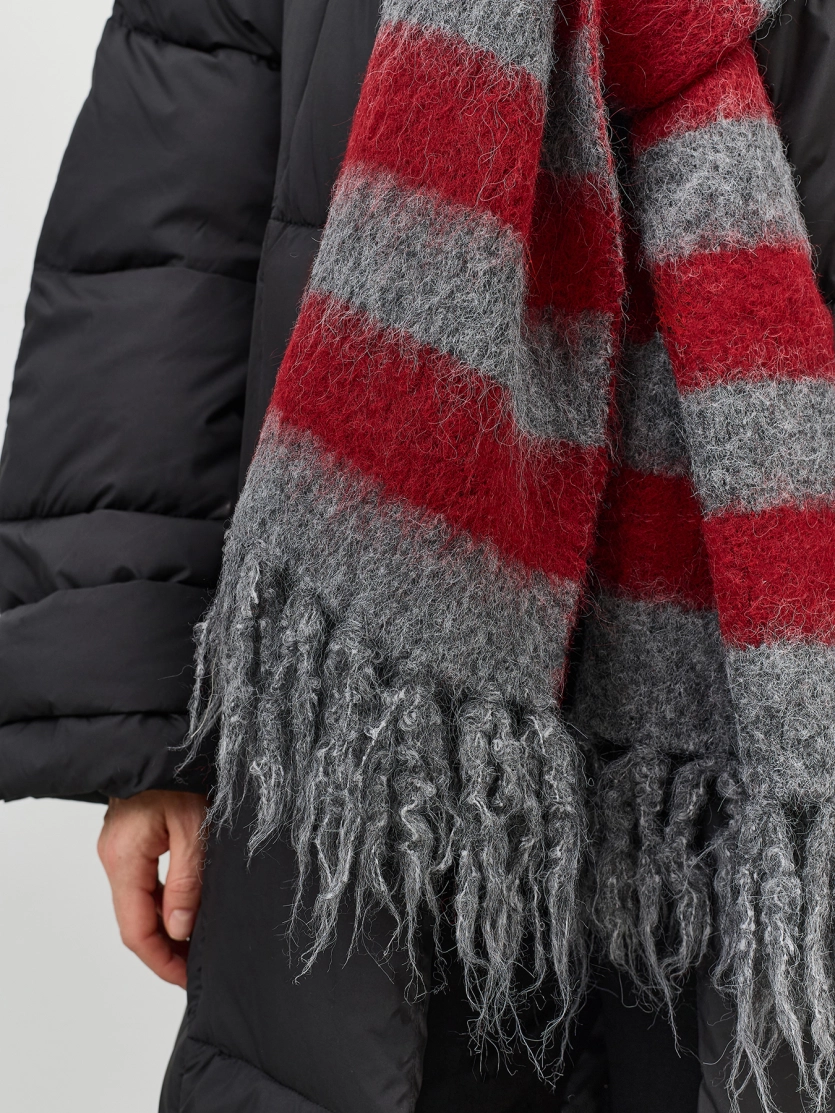 Яркий шарф в полоску 