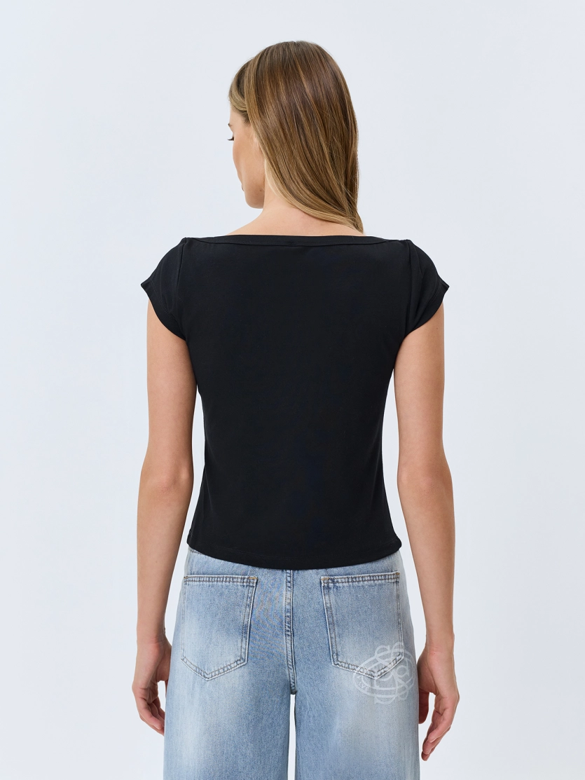 Базовая приталенная футболка