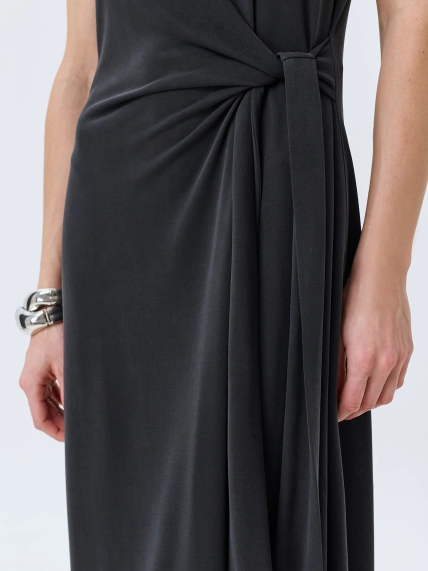 Элегантное платье с акцентной драпировкой