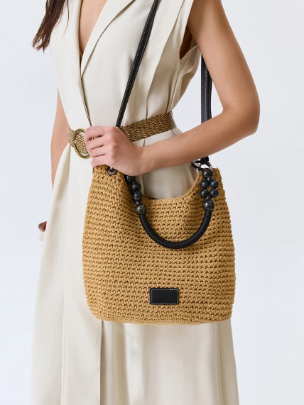 Плетеная сумка с акцентной ручкой