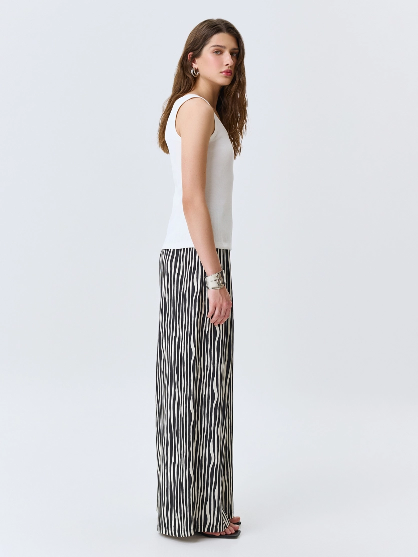 Хлопковый топ с графичной вышивкой