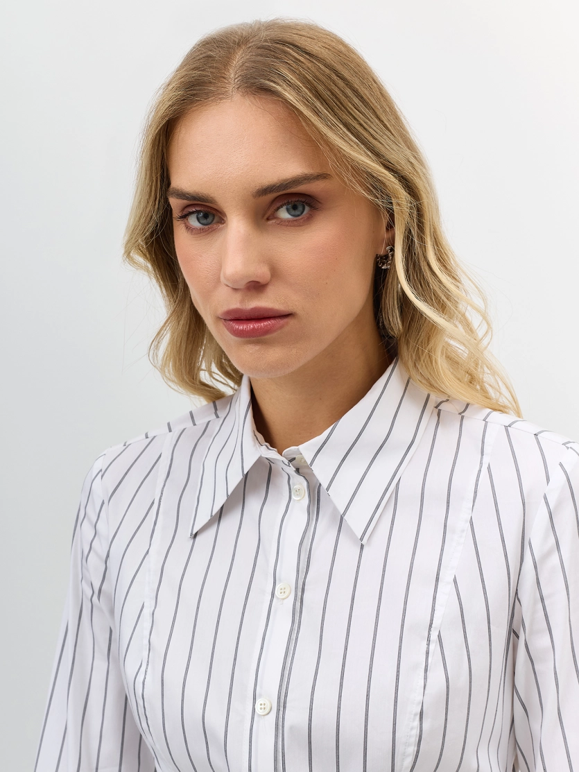 Приталенная рубашка в тонкую полоску