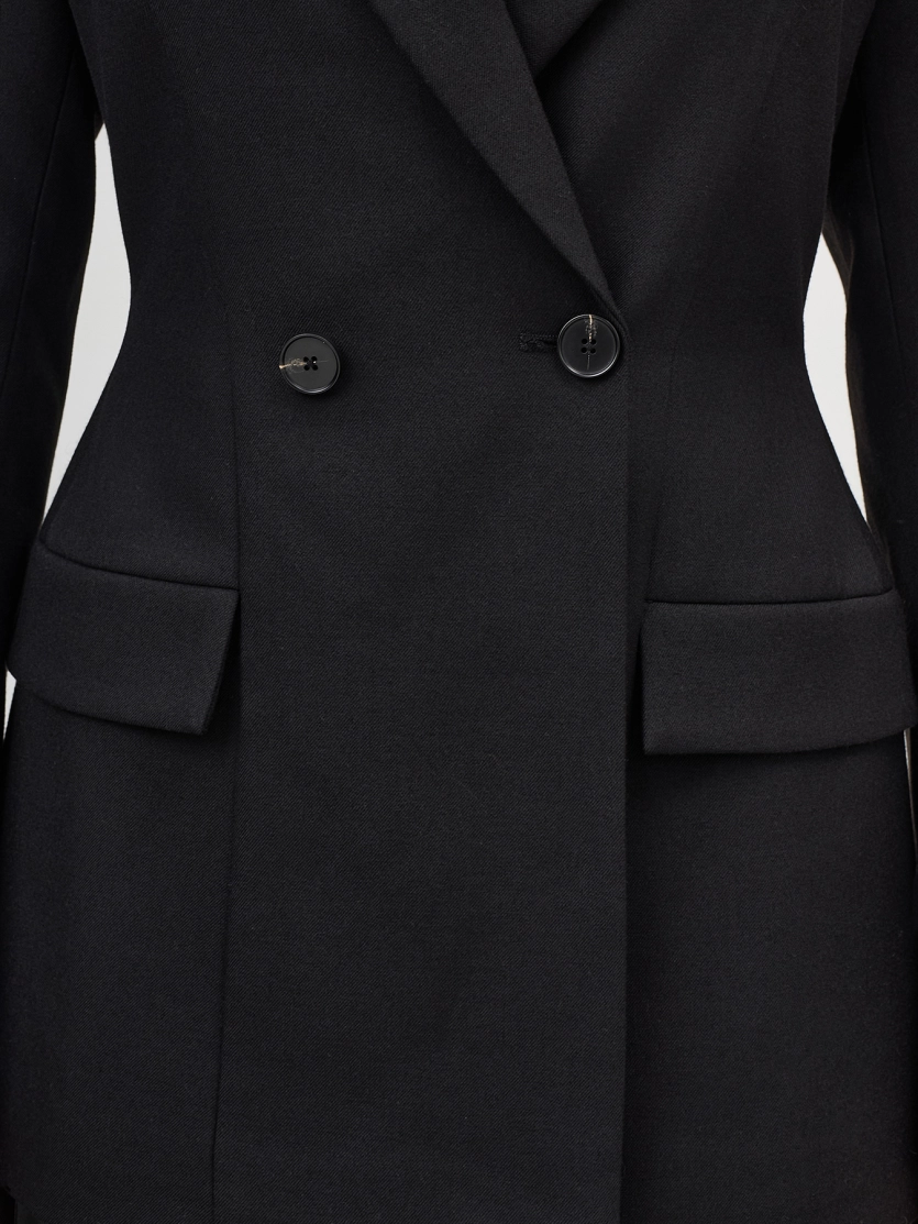 Приталенный двубортный блейзер 