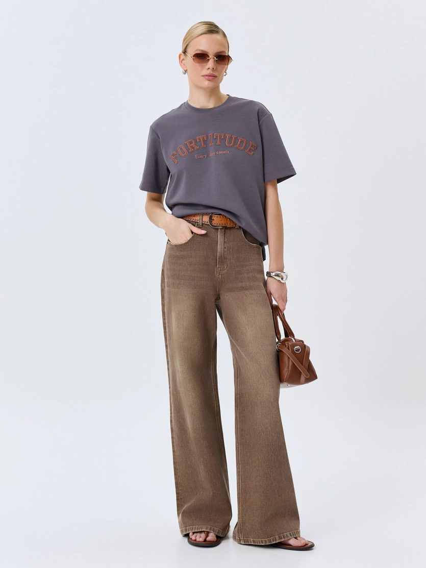 Прямая футболка в стиле "College"