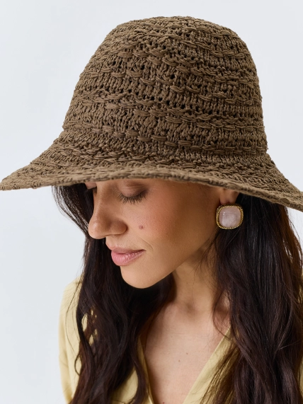 Плетеная шляпа с прямыми полями