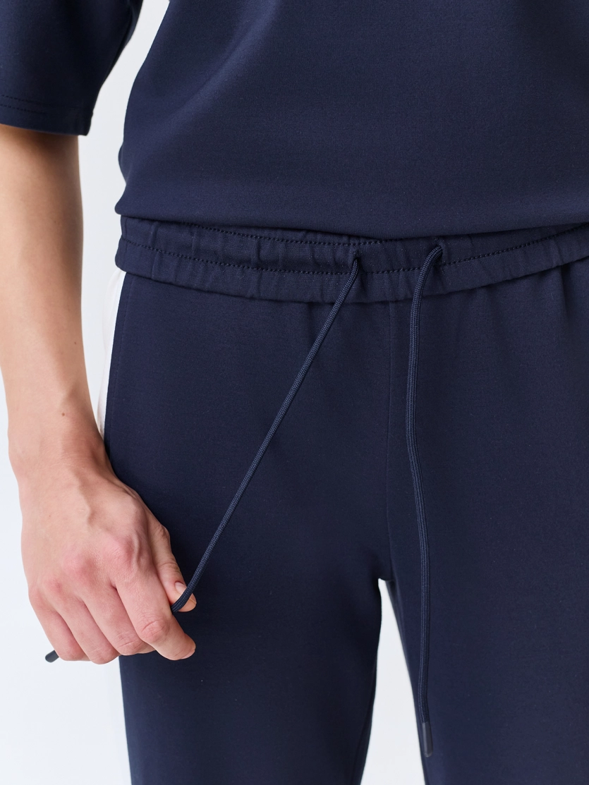 Брюки с контрастными лампасами