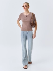 Джинсы bootcut с
акцентными стрелками