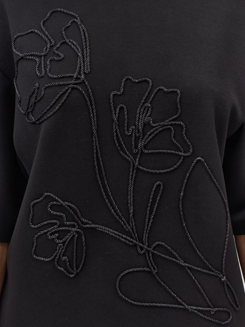 Джемпер с объемной вышивкой