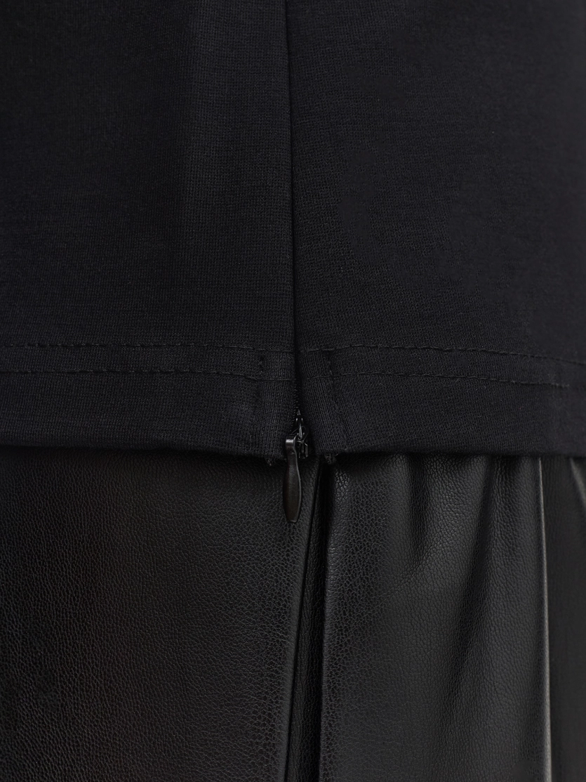 Джемпер с рельефами на плечах